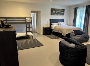 5 bedrooms, iron/ironing board, internet, bed sheets