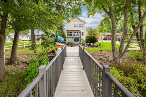 NEW Lakeside Retreat! Kayaks, Ping Pong & Firepit