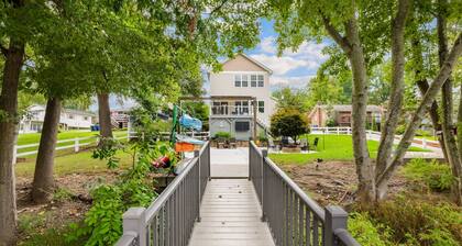 Lakeside Retreat! Kayaks, Ping Pong & Firepit