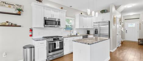 ثلاجة، ميكروويف، فرن، موقد طهي مسطح