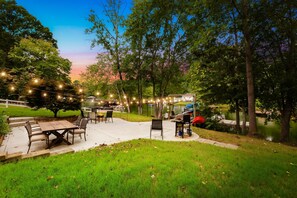 Outdoor dining - Lakeside Retreat! Kayaks, Ping Pong & Firepit (Mooresville)