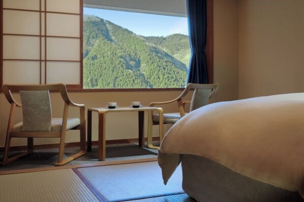 1 habitación, escritorio, tabla de planchar con plancha y ropa de cama 