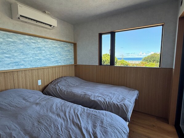 Escritorio, wifi gratis y ropa de cama