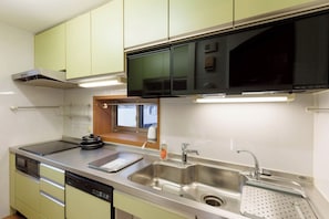 Fridge, microwave, stovetop, cookware/dishes/utensils