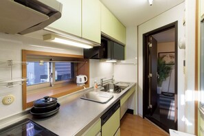 Fridge, microwave, stovetop, cookware/dishes/utensils - 5 minutes walk from Nagoya Station Accommodates / Nagoya Aichi (Nagoya)