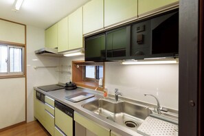 Kühlschrank, Mikrowelle, Herdplatte, Kochgeschirr/Geschirr/Besteck