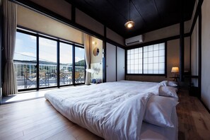 3 makuuhuonetta, työpöytä, ilmainen Wi-Fi, vuodevaatteet