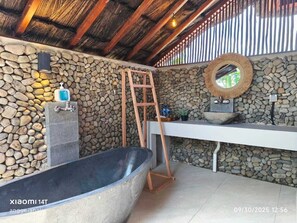 Basic Villa | Desk, free WiFi, bed sheets - Golo Pada Villa Labuan Bajo by ABM (Labuan Bajo)