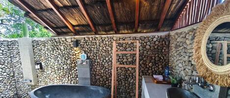 Villa de base | Salle de bain | Serviettes fournies, savon, shampooing, papier de toilette