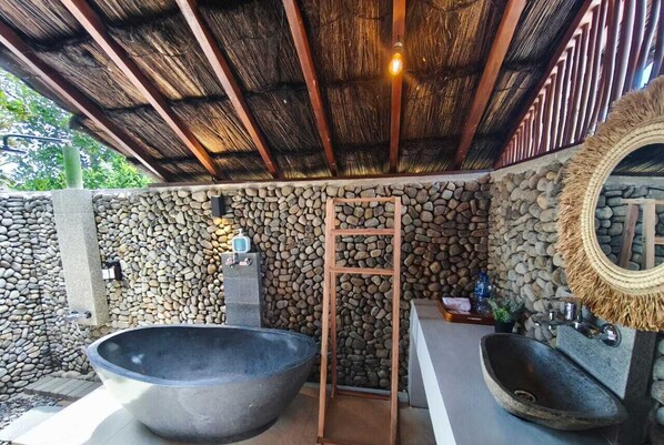 Eenvoudige villa | Badkamer | Handdoeken, zeep, shampoo, toiletpapier