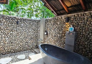 Villa básica | Baño | Artículos de higiene personal gratuitos, secador de pelo, bidé y toallas