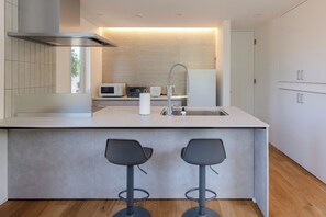 Een koelkast, een microgolfoven, een kookplaat