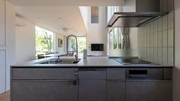 Geladeira, micro-ondas, cooktop, talheres/pratos/utensílios de cozinha