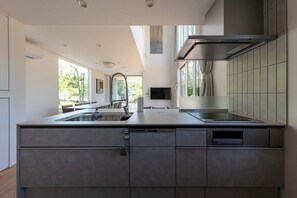 Geladeira, micro-ondas, cooktop, talheres/pratos/utensílios de cozinha