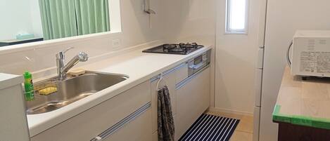 Kühlschrank, Mikrowelle, Herdplatte, Kochgeschirr/Geschirr/Besteck