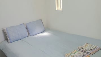 3 bedrooms, desk, iron/ironing board, free WiFi