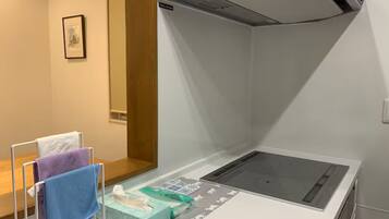 Frigorífico, microondas, placa de cocina y utensilios de cocina