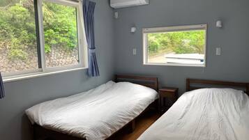 3 habitaciones, tabla de planchar con plancha, internet y ropa de cama