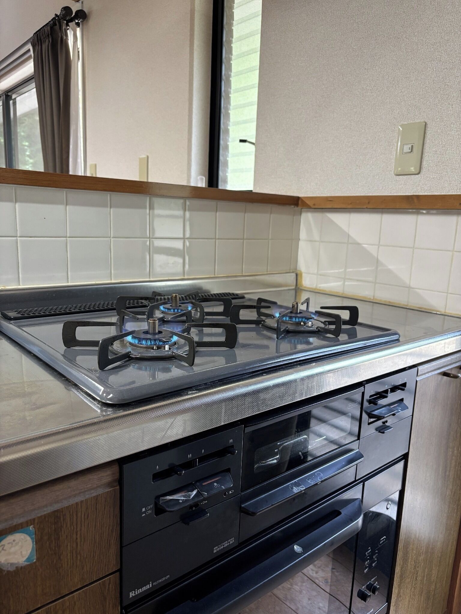 Kylskåp, mikrovågsugn, spishäll och grytor/köksredskap