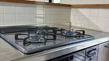 Fridge, microwave, stovetop, cookware/dishes/utensils