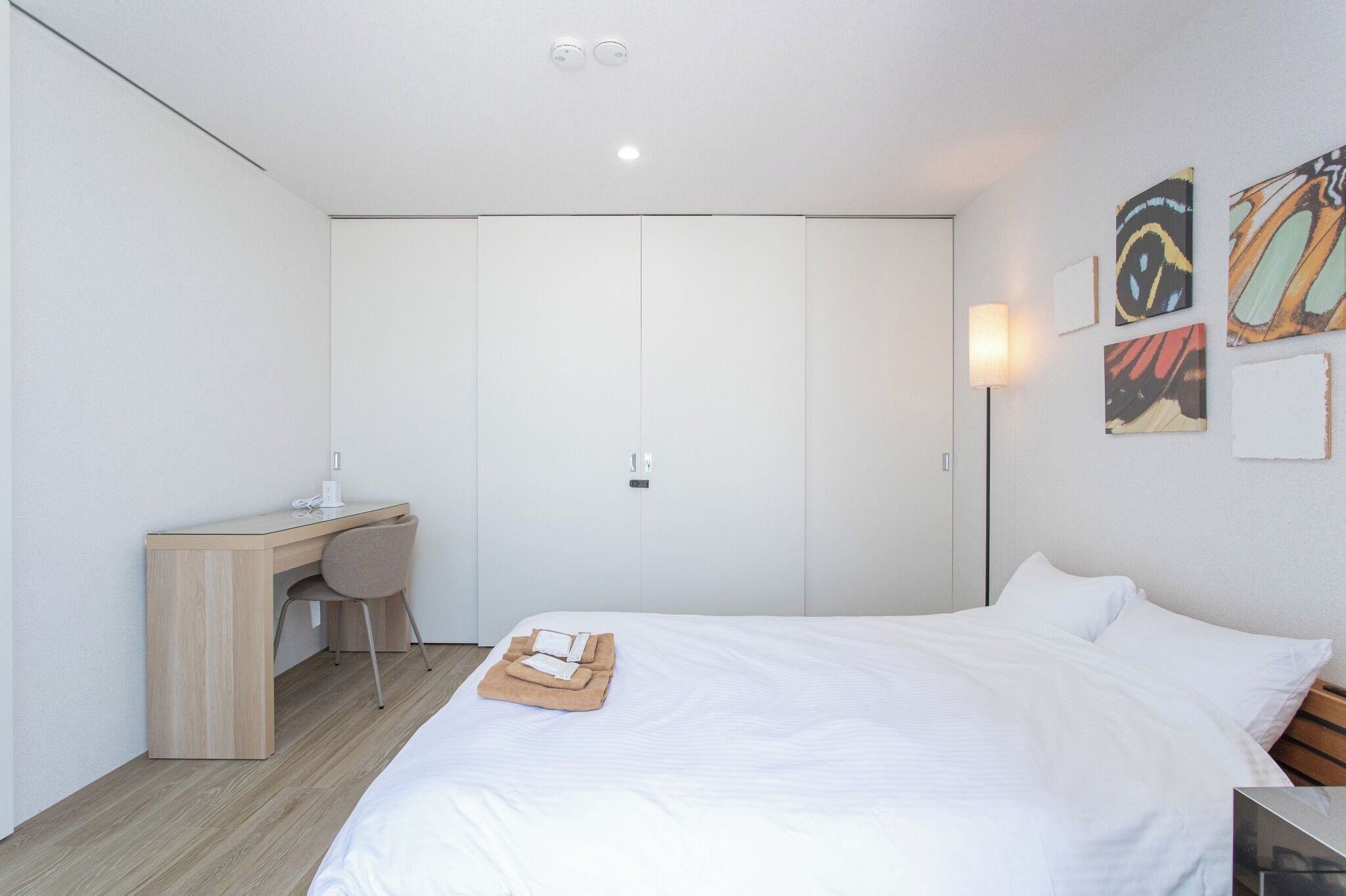 3 室のベッドルーム、デスク、WiFi (無料)、ベッドシーツ