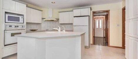 Køleskab, mikrobølgeovn, ovn, kogeplade