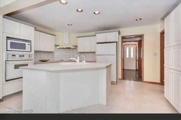 Frigorífic, microones, forn i placa de cuina