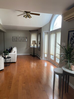 Smart TV, chimenea y estéreo