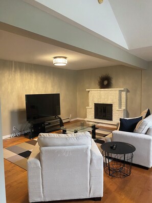 Smart TV, fireplace, stereo