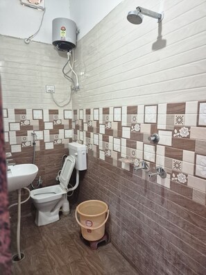 Deluxe Room | Bathroom | Shower, free toiletries, towels, soap