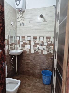 Quarto luxo | Banheiro | Chuveiro, produtos de toalete grátis, toalhas de banho, sabonete