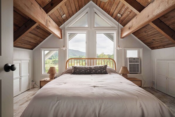4 bedrooms, iron/ironing board, travel cot, WiFi - Hygge River House • Hot Tub, Fire Pit, River Views (Strasburg)