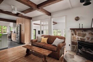 Télévision, cheminée, baby-foot, espaces bureaux