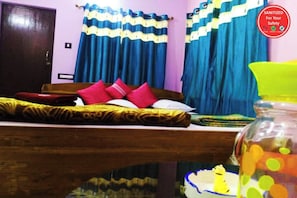 Deluxe Double Room, Air conditioning | Hypo-allergenic bedding, in-room safe, desk, soundproofing