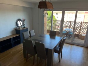 Apartment | Dining - Valras-plage Family Getaway: Beach, Balcony & Parking! (Valras-Plage)