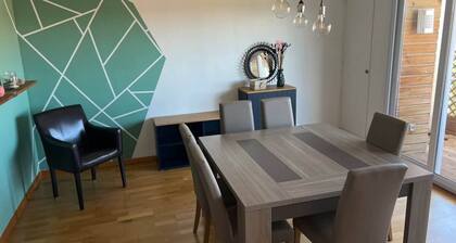 Valras-plage Family Getaway: Beach, Balcony & Parking!