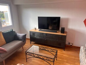 Apartment | Living room - Valras-plage Family Getaway: Beach, Balcony & Parking! (Valras-Plage)