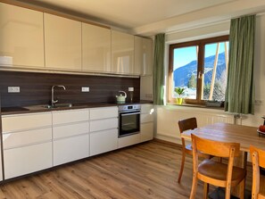 Fridge, oven, dishwasher, coffee/tea maker