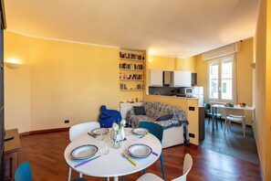 Familienapartment, Mehrere Schlafzimmer (Lovely Apartment Via Nizza) | Wohnbereich