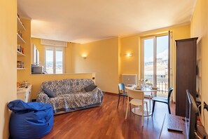 21-inch flat-screen TV with cable channels - Lovely Apartment Via Nizza (Genoa)