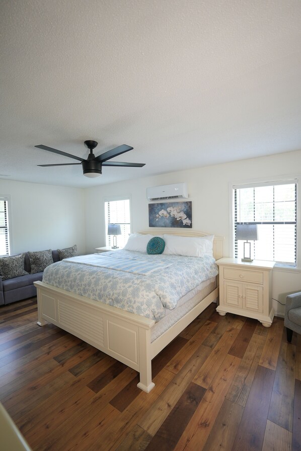 4 bedrooms, iron/ironing board, WiFi, bed sheets