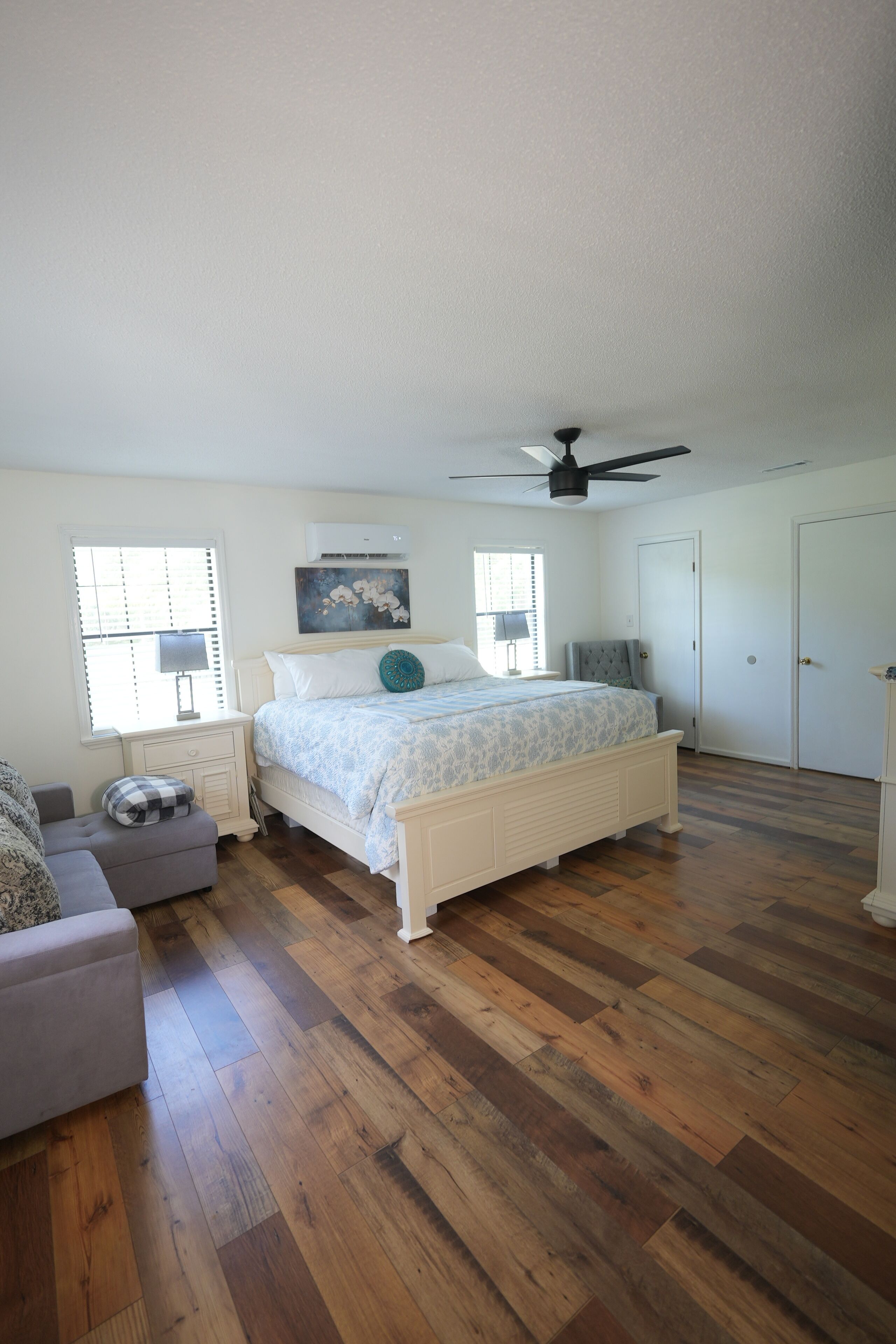 4 bedrooms, iron/ironing board, WiFi, bed sheets