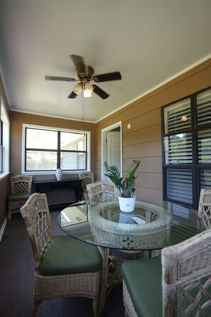 Dining - Lowcountry Orchard Getaway: 4-bedroom house in lovely Yemassee, SC Sleeps 12 (Yemassee)