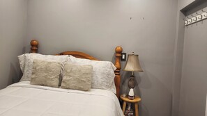 3 bedrooms, iron/ironing board, WiFi, bed sheets - Beautiful three bedroom apartment 10 minutes walk to Niagara Falls. (Niagara Falls)