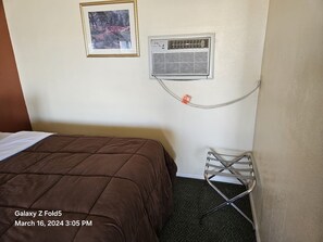 1 dormitorio, tabla de planchar con plancha, wifi y ropa de cama