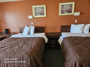 1 dormitorio, tabla de planchar con plancha, wifi y ropa de cama