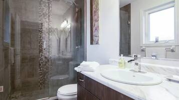 Dusche, Handtücher, Seife, Toilettenpapier