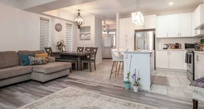 Comfy 3bed Woodstock Escape Upper Level home with 2nd floor Living Room,AC +more