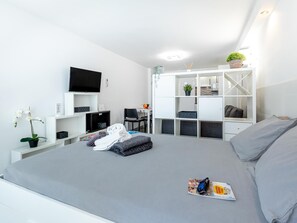 Iron/ironing board, Internet, bed sheets