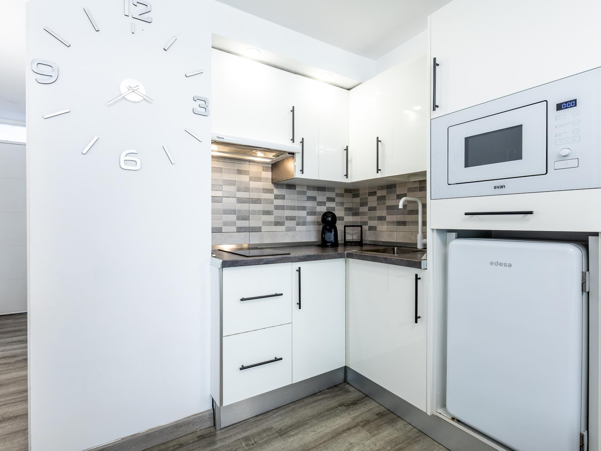 Réfrigérateur, four, cafetière/bouilloire, grille-pain